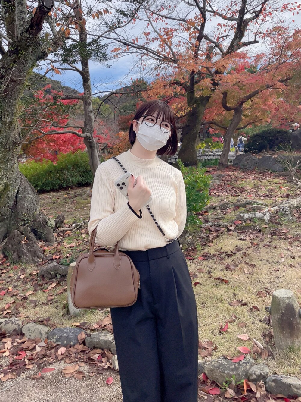 「冬を彩る色いろコーデ、カジュアルコーデ、オトナ女子、シンプルスタイル、フォローミー、フォローお願いします、大人カジュアル、モノトーンコーデ、ミニバッグ、スラックス」｜「forksy.のアイテム（バッグ、ブラウン系）」を使った、manaさん（レディース・165cm）の冬コーディネートの1枚目の写真
