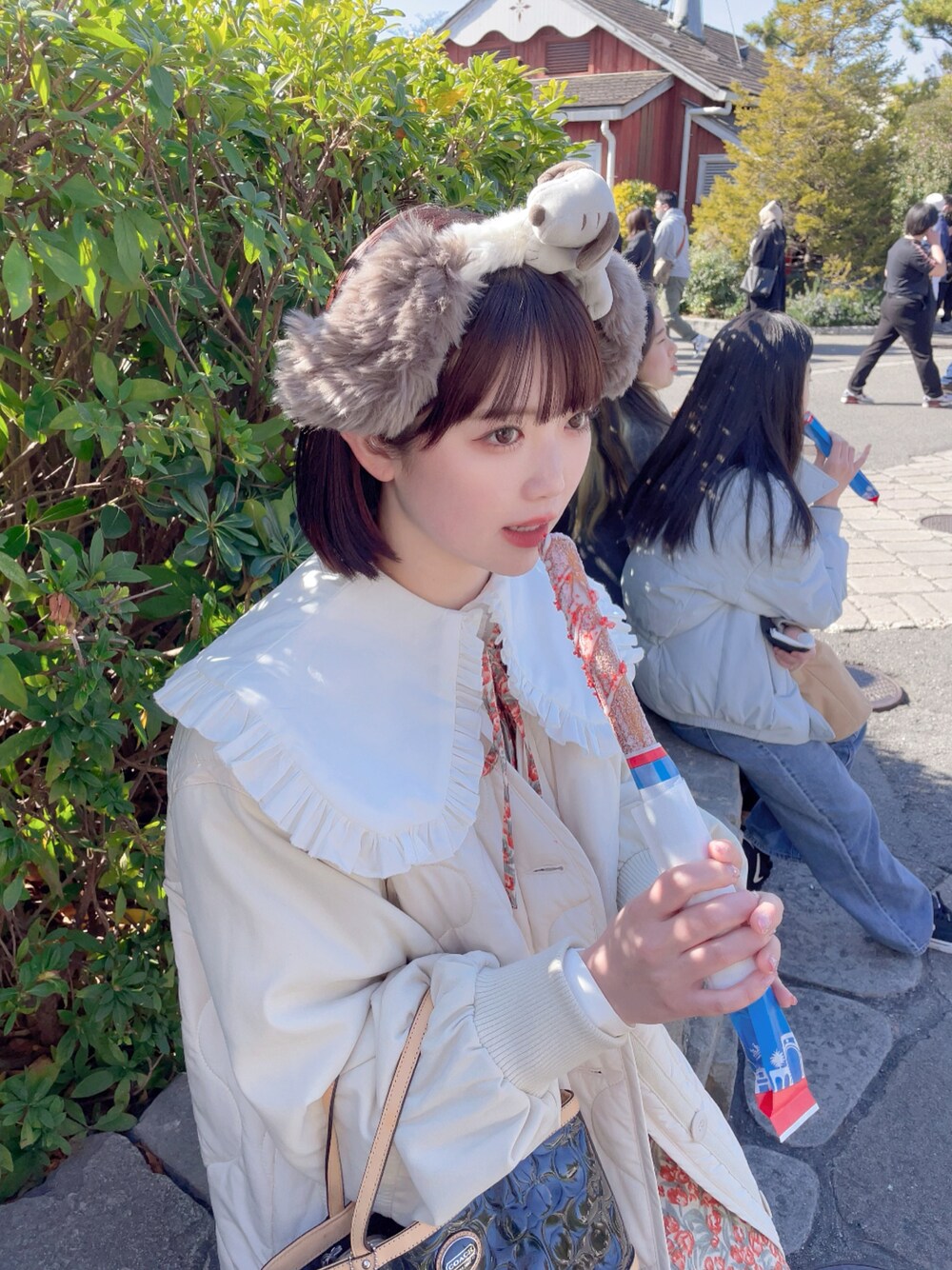 「冬を彩る色いろコーデ、ユニバ、ユニバコーデ、ビッグカラー、フォローミー、高身長コーデ、淡色女子、花柄」｜「merry jennyのtulipリボンワンピース（ワンピース、オレンジ系）」を使った、manaさん（レディース・165cm）の冬コーディネートの1枚目の写真