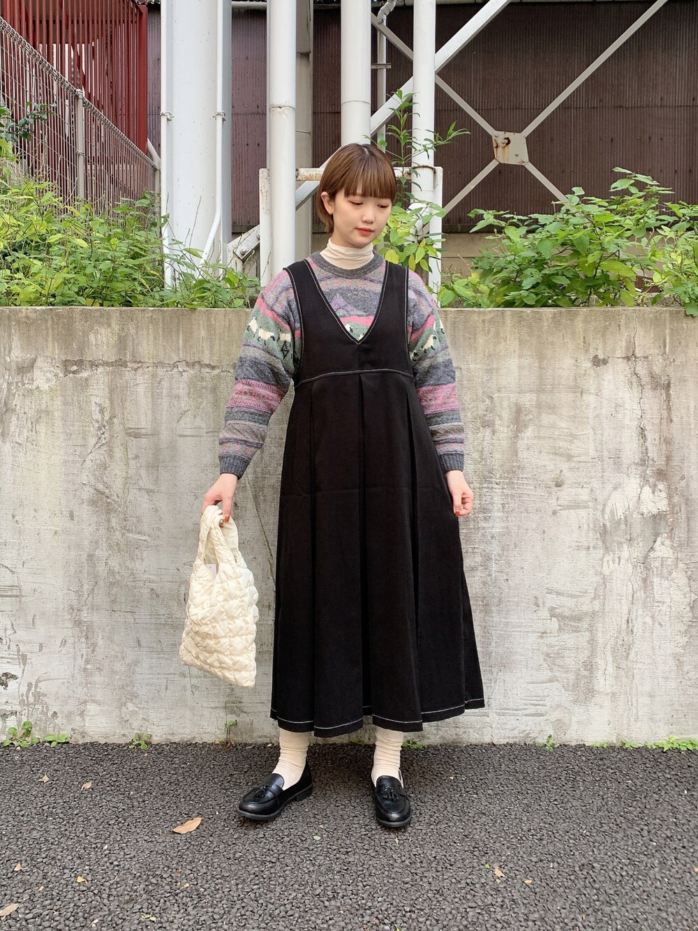 「クリスマスに着たい服、冬コーデ、オトナ女子、オトナカワイイ、高身長女子、ローファー、古着、古着MIX、柄ニット」｜「WEGOのWEGO/シャーリングミニトート（トートバッグ、ホワイト系）」を使った、manaさん（レディース・166cm）の冬コーディネートの1枚目の写真