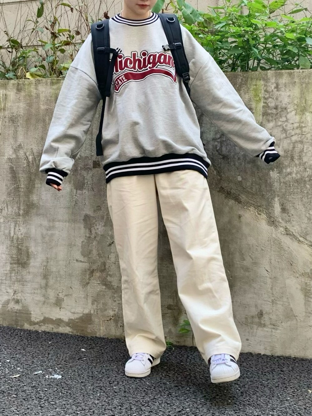 「カジュアルコーデ、ビッグシルエット、ootd、未来のWEARISTAプロジェクト、メンズライク、スケータースタイル、スケーターファッション」｜「WEGOのWEGO/【セットアップ対応商品】SKATERSパンツ（チノパンツ、ホワイト系）」を使った、manaさん（レディース・166cm）の冬コーディネートの1枚目の写真