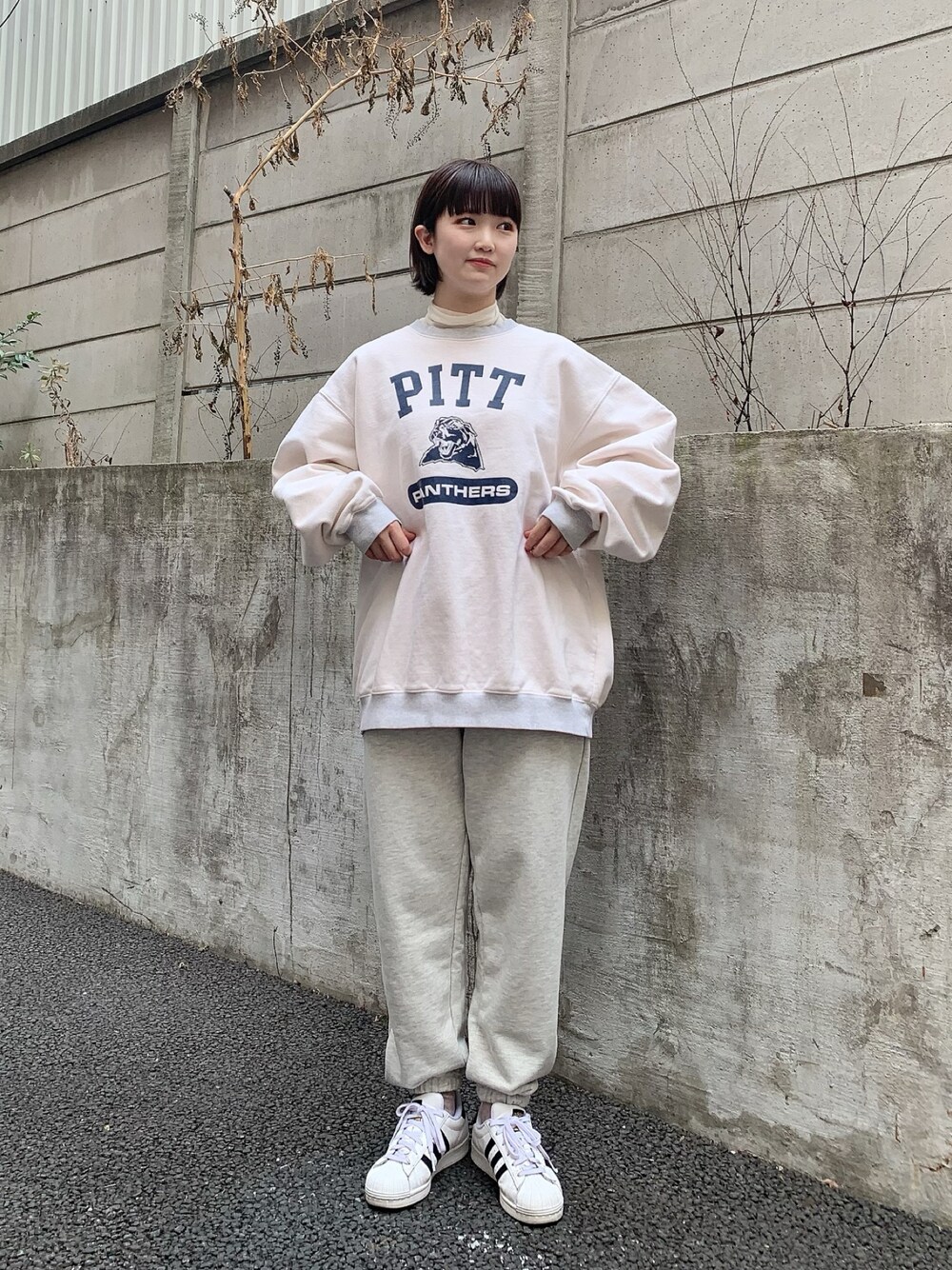 「春服みてみて、休日コーデ、大人カジュアル、きれいめカジュアル、プチプラコーデ、春コーデ、韓国ファッション、高身長女子、古着、古着MIX」｜「THE STANDARDのWEGO/スタンダードスウェットパンツ（スウェットパンツ、グレー系）」を使った、manaさん（レディース・166cm）の春コーディネートの1枚目の写真