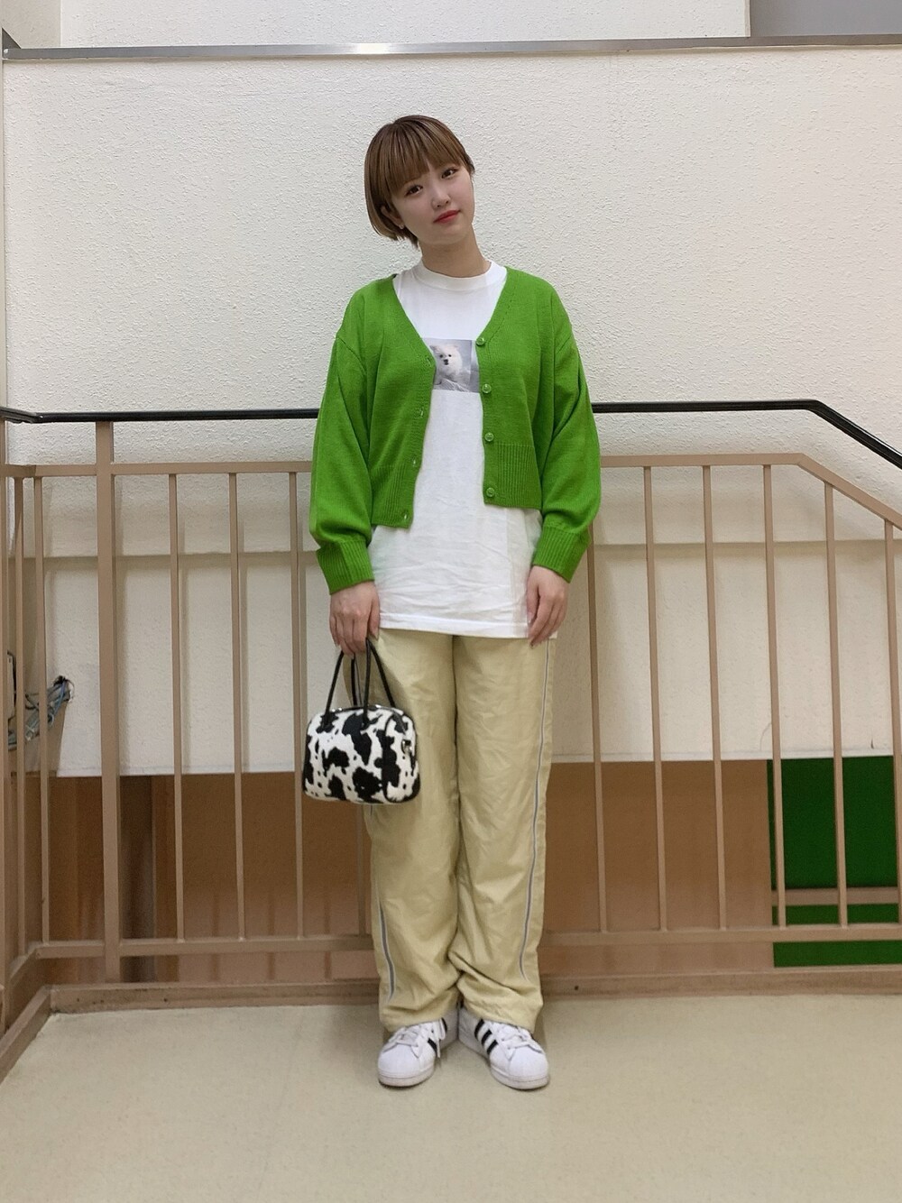 「休日スタイル、楽チンコーデ、大人コーデ、プチプラコーデ、ボリューム袖、高身長女子、韓国ファッション、グリーン、カーディガン、古着」｜「WEGOのWEGO/ハラコミニボストンショルダー（ショルダーバッグ、ブラック系）」を使った、manaさん（レディース・166cm）の夏コーディネートの1枚目の写真