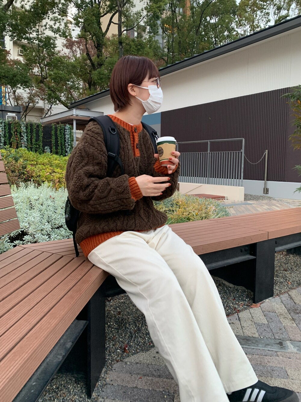 「古着、古着女子、古着コーデ、アディダス、メンズライク、冬を彩る色いろコーデ、ストリート、ノースフェイス、バックパック、韓国ストリート」｜「古着のアイテム（ニット/セーター、ブラウン系）」を使った、manaさん（レディース・165cm）の冬コーディネートの1枚目の写真