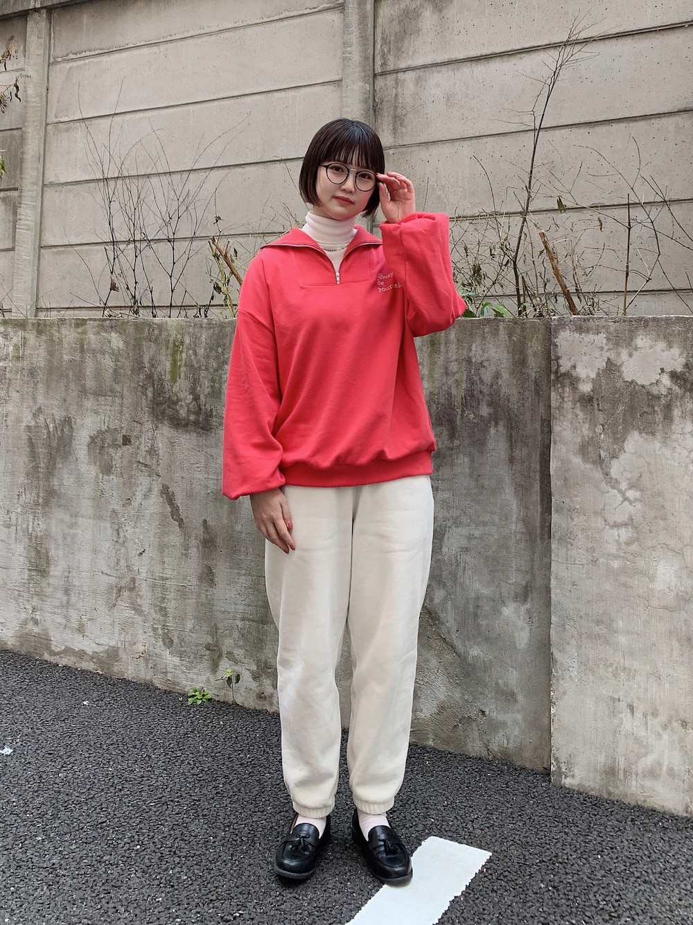 「カジュアル、ハーフジップ、スウェットパンツ、黒縁メガネ、春コーデ、タートルネック、高身長女子」｜「WEGOのWEGO/アソートフラットローファー（ローファー、その他）」を使った、manaさん（レディース・166cm）の冬コーディネートの1枚目の写真