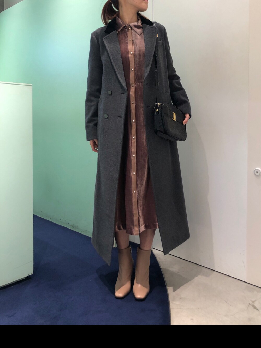「コート、ワンピース、ブーツ、チェスターコート、冬コーデ、ロングコート、ベロア、LOVELESS、オトナ女子」｜「LOVELESSのチャコールチェスターコート（チェスターコート、グレー系）」を使った、ともみさん（レディース・158cm）の秋コーディネートの1枚目の写真