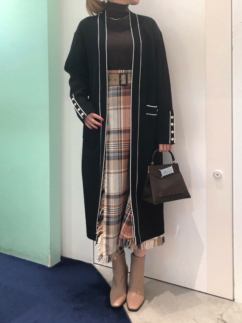 「チェック、スカート、ベージュ、ハイネック、大人カジュアル、ロングカーディガン、LOVELESS、秋服、オトナ女子」｜「LOVELESSのラインロングカーディガン（カーディガン/ボレロ、ブラック系）」を使った、ともみさん（レディース・158cm）の秋コーディネートの1枚目の写真