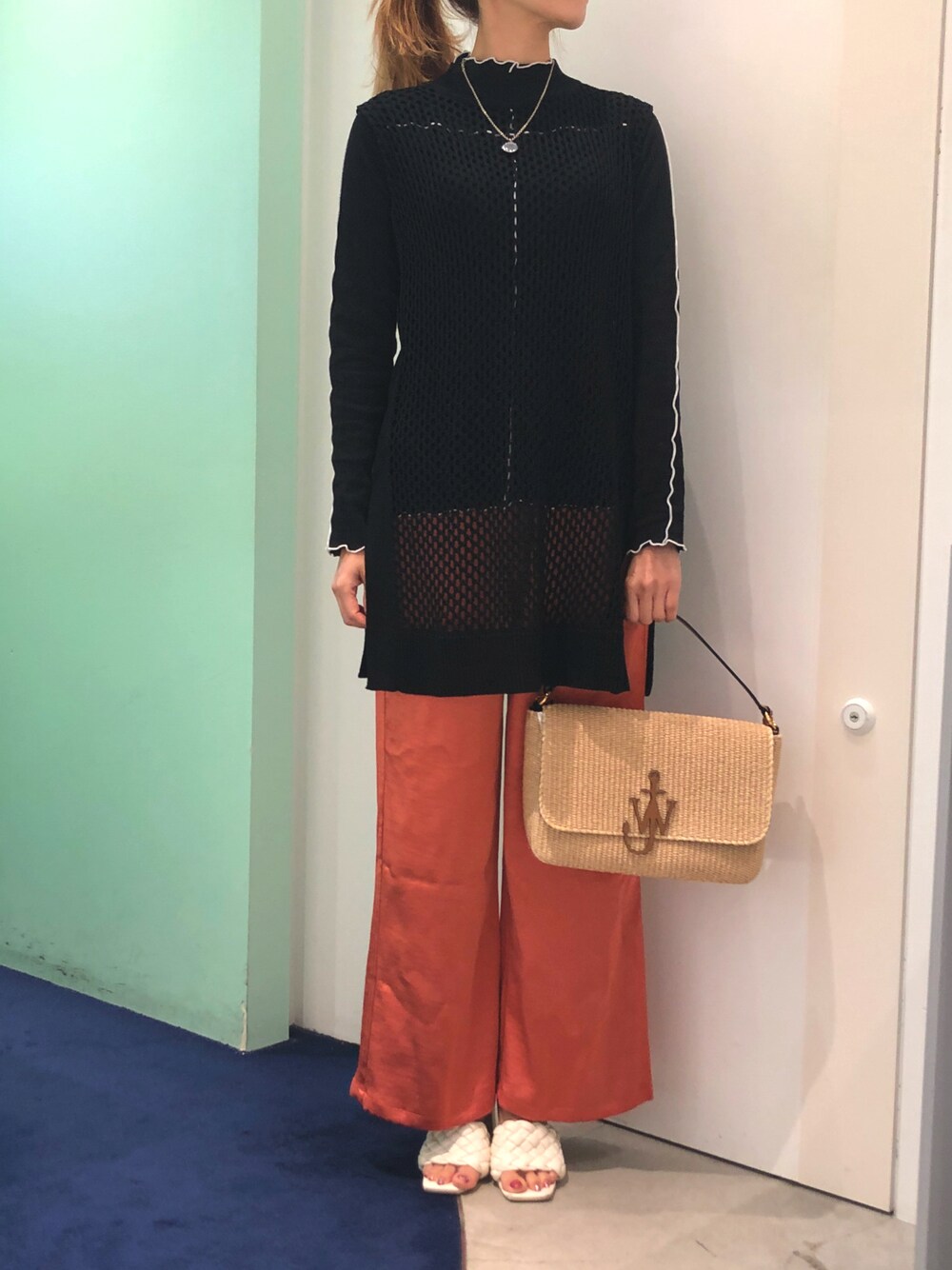 「ブラック、ピンク、ベスト、レイヤードスタイル、ワイドパンツ、サテンパンツ、休日コーデ、LOVELESS、ゆるコーデ、ラクチンコーデ」｜「LOVELESSのメッシュ オーバー ベスト（ベスト、ブラック系）」を使った、ともみさん（レディース・158cm）の夏コーディネートの1枚目の写真