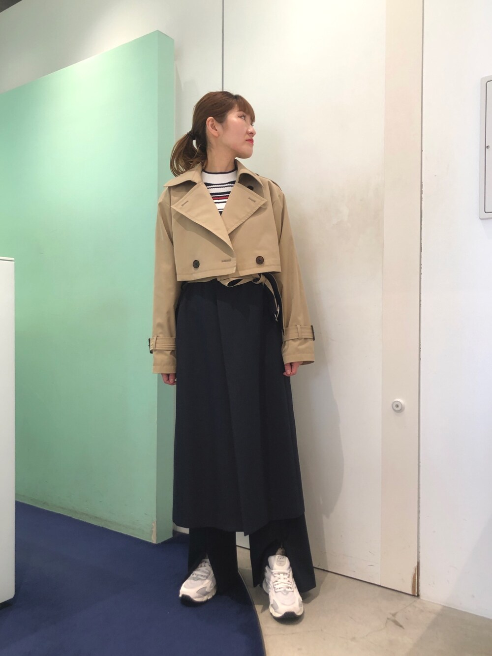 「春服コーデ、春アウター、トレンチコート、パンツスタイル、通勤コーデ、LOVELESS、大人コーデ」｜「LOVELESSのセパレートマルチウェイトレンチコート（トレンチコート、ベージュ系）」を使った、ともみさん（レディース・158cm）の冬コーディネートの1枚目の写真