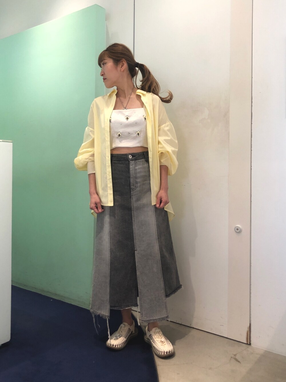 「シアートップス、はるコーデ、デニム、女子会、シャツスタイル、LOVELESS、キャミソール」｜「LOVELESSのビジューキャミソール（キャミソール、ホワイト系）」を使った、ともみさん（レディース・158cm）の春コーディネートの1枚目の写真