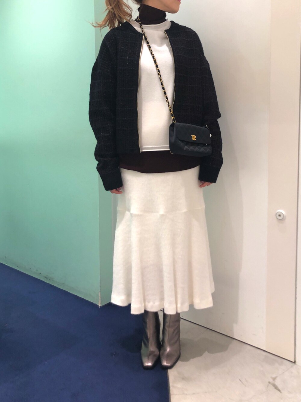「カーディガン、ニット、スカート、ブーツ、ホワイト、冬コーデ、冬、LOVELESS、オトナ女子」｜「LOVELESSのツイードライクニットブルゾン（ブルゾン、ブラック系）」を使った、ともみさん（レディース・158cm）の秋コーディネートの1枚目の写真