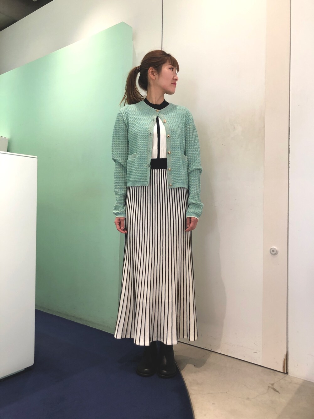 「春コーデ、LOVELESS、ラメ、カーディガン、ワンピース、お出かけコーデ、大人女子」｜「LOVELESSのバイカラープリーツライクニットドレス（ワンピース、ホワイト系）」を使った、ともみさん（レディース・158cm）の冬コーディネートの1枚目の写真