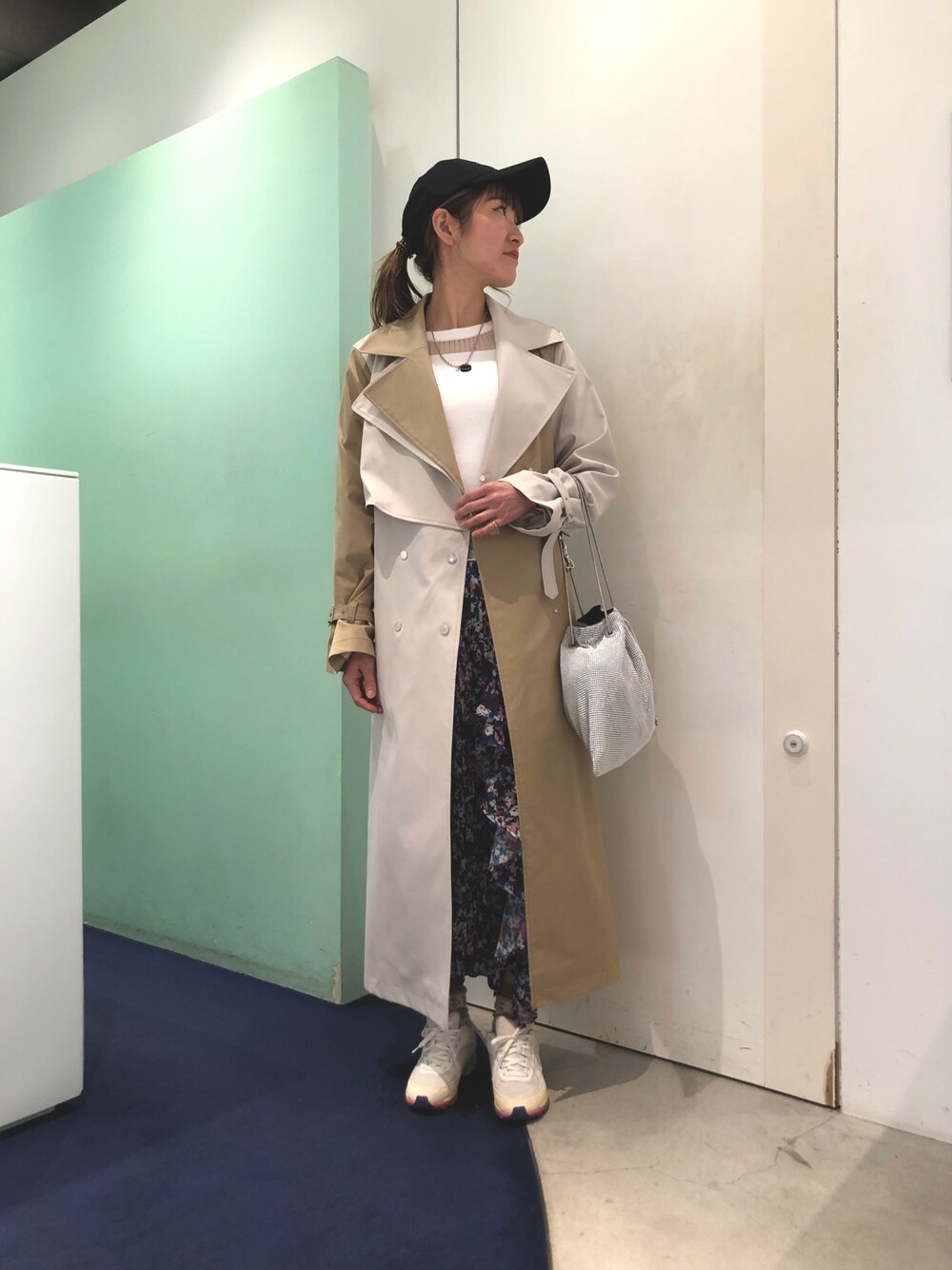 「春コーデ、トレンチコート、LOVELESS、シアー、花柄、ニット」｜「LOVELESSのシアーコンビニットプルオーバー（ニット/セーター、ホワイト系）」を使った、ともみさん（レディース・158cm）の冬コーディネートの1枚目の写真