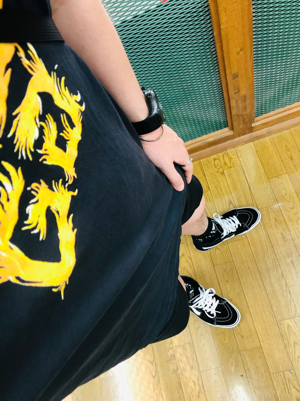 「ショートパンツスタイル、スネ毛は男のアクセサリーみたいなもんさ😏」｜「GIVENCHYのGivenchy Fire Logo Distressed Tee（Tシャツ/カットソー、ブラック系）」を使った、よしお３さん（メンズ・172cm）の冬コーディネートの1枚目の写真