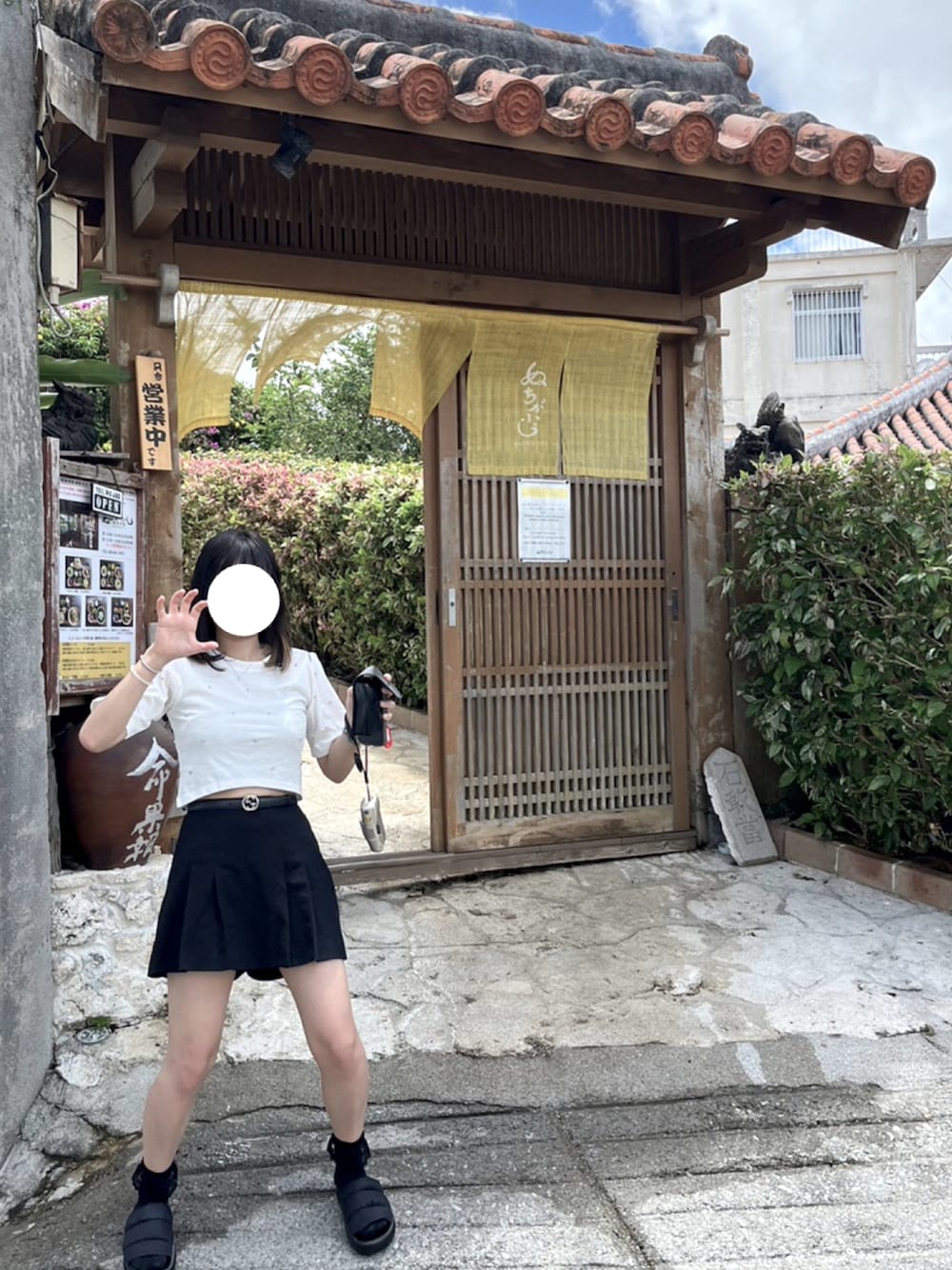 「夏ファッション、スカートスタイル、ミニスカート、Tシャツ、モノトーン」｜「VANNIE UのビジューパールクロップドTシャツ（Tシャツ/カットソー、ホワイト系）」を使った、たゃもんさん（レディース・156cm）の夏コーディネートの1枚目の写真