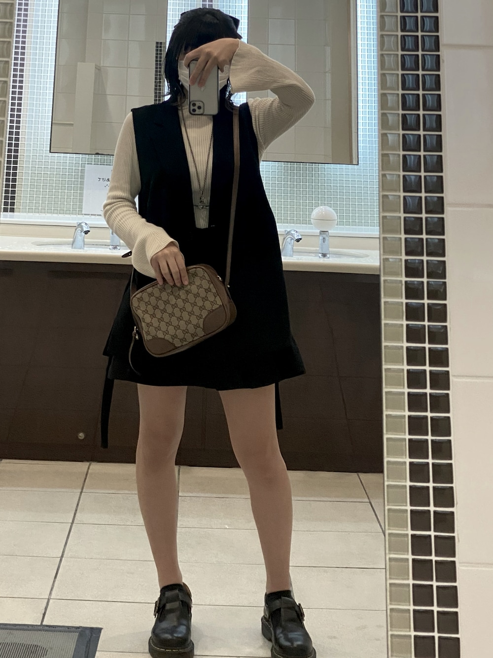 「大人カジュアル、春コーデ、カジュアルガーリー、ジレ、ミニスカート」｜「GUCCIのアイテム（ショルダーバッグ、ブラウン系）」を使った、たゃもんさん（レディース・156cm）の春コーディネートの1枚目の写真