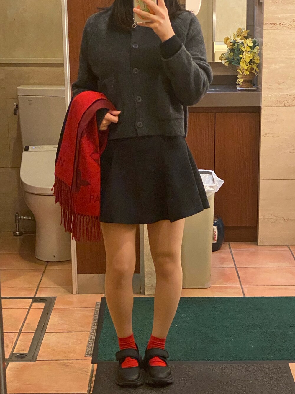 「冬服、クリスマスに着たい服、ミニスカート」｜「ZARAのアイテム（ジャケット/アウター、グレー系）」を使った、たゃもんさん（レディース・156cm）の冬コーディネートの1枚目の写真