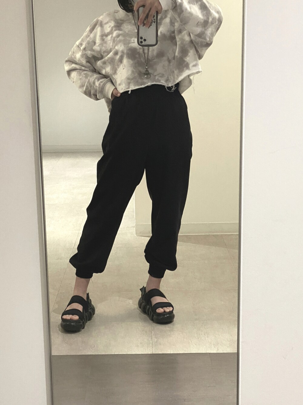 「スウェットパンツ、スウェット、モノトーン、シンプルコーデ、秋コーデ」｜「ZARAのアイテム（スウェットパンツ、ブラック系）」を使った、たゃもんさん（レディース・156cm）の秋コーディネートの1枚目の写真