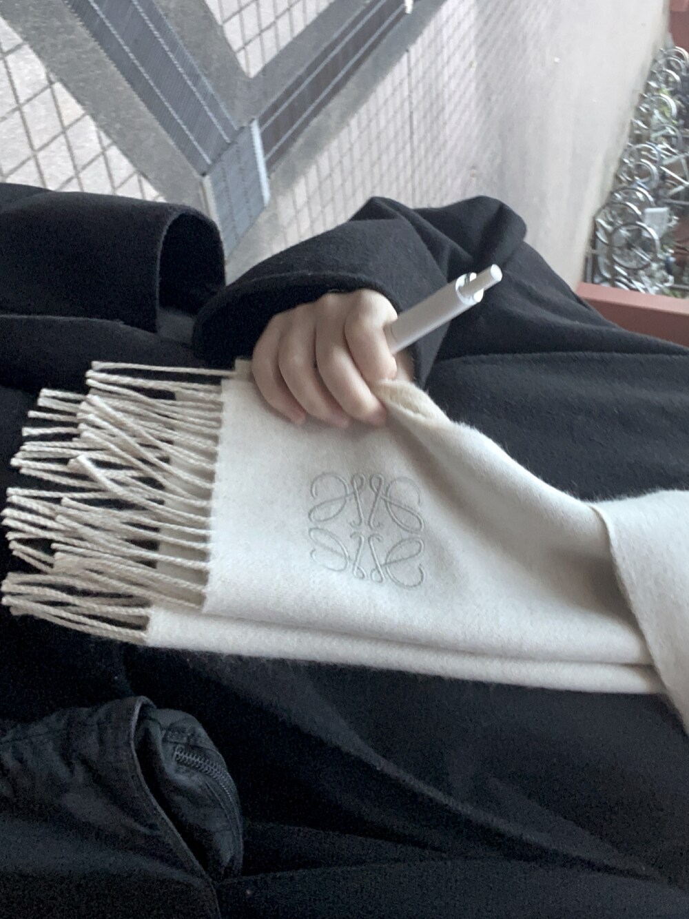 「マフラー、LOEWE」｜「LOEWEのアイテム（マフラー、ベージュ系）」を使った、たゃもんさん（レディース・156cm）の秋コーディネートの1枚目の写真