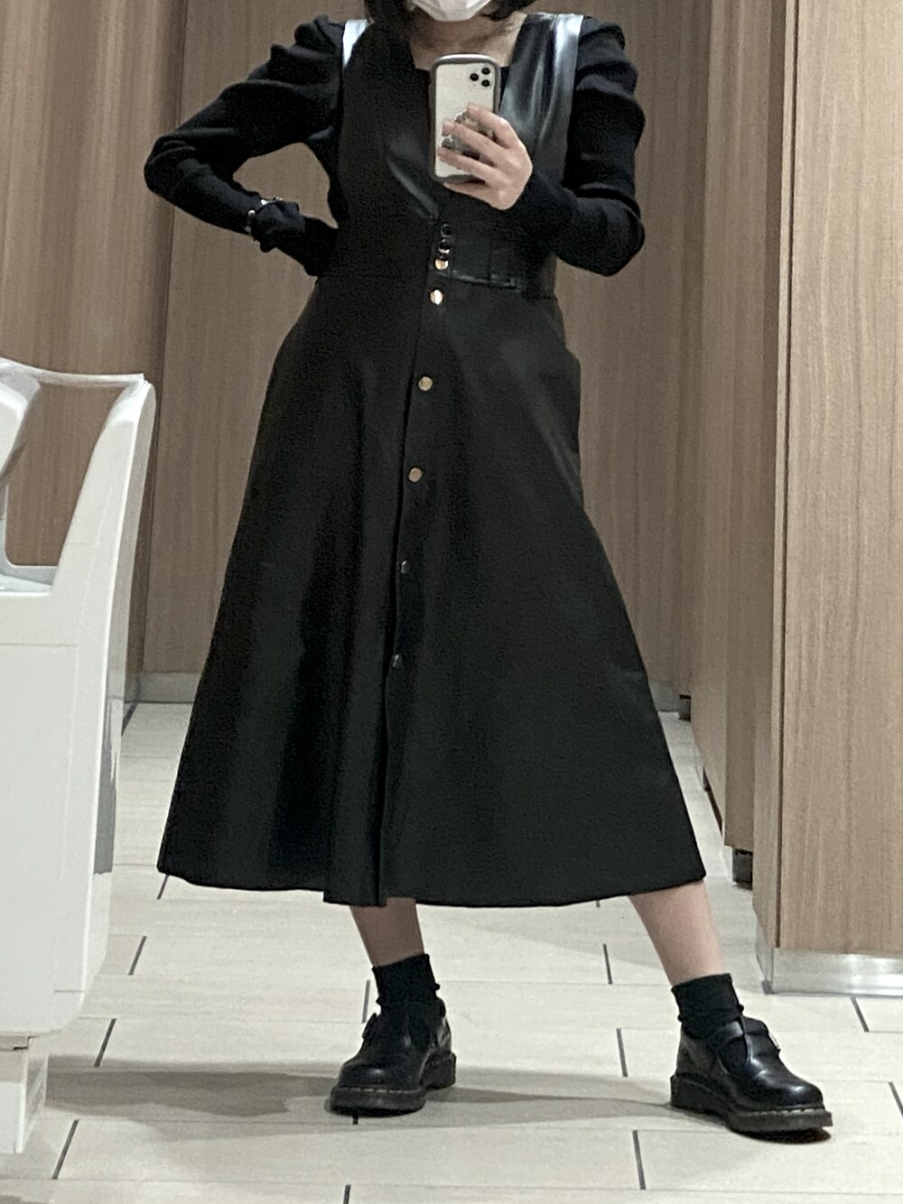 「秋コーデ、オールブラック、モノトーン、ootd」｜「ZARAのアイテム（ジャンパースカート、ブラック系）」を使った、たゃもんさん（レディース・156cm）の秋コーディネートの1枚目の写真