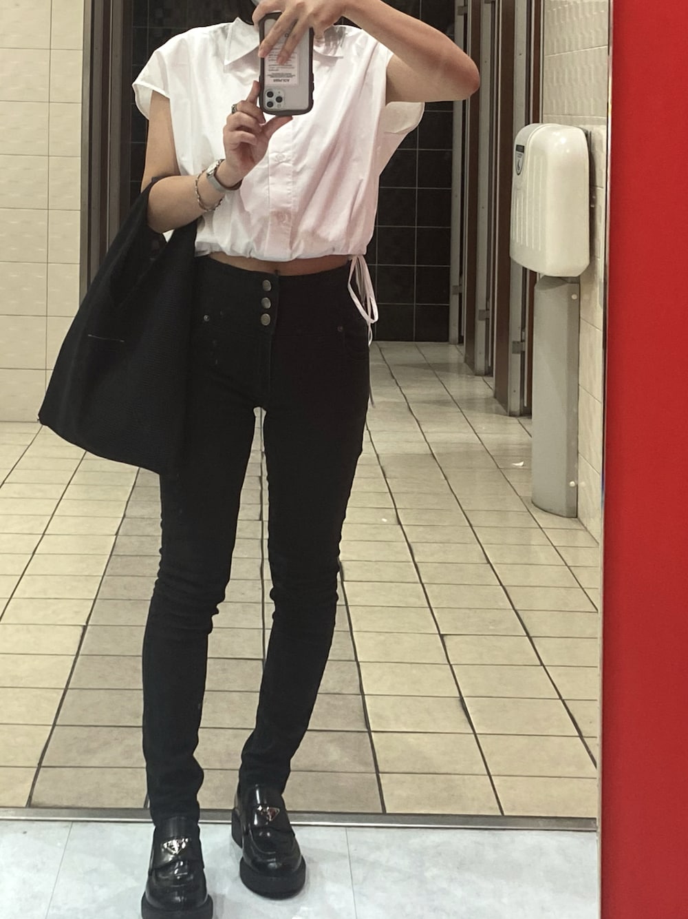 「モノトーン、カジュアルコーデ、トートバッグ、シンプル」｜「SpRayのストレッチハイウェストＳＫＩＮＮＹ（その他パンツ、ブラック系）」を使った、たゃもんさん（レディース・156cm）の夏コーディネートの1枚目の写真