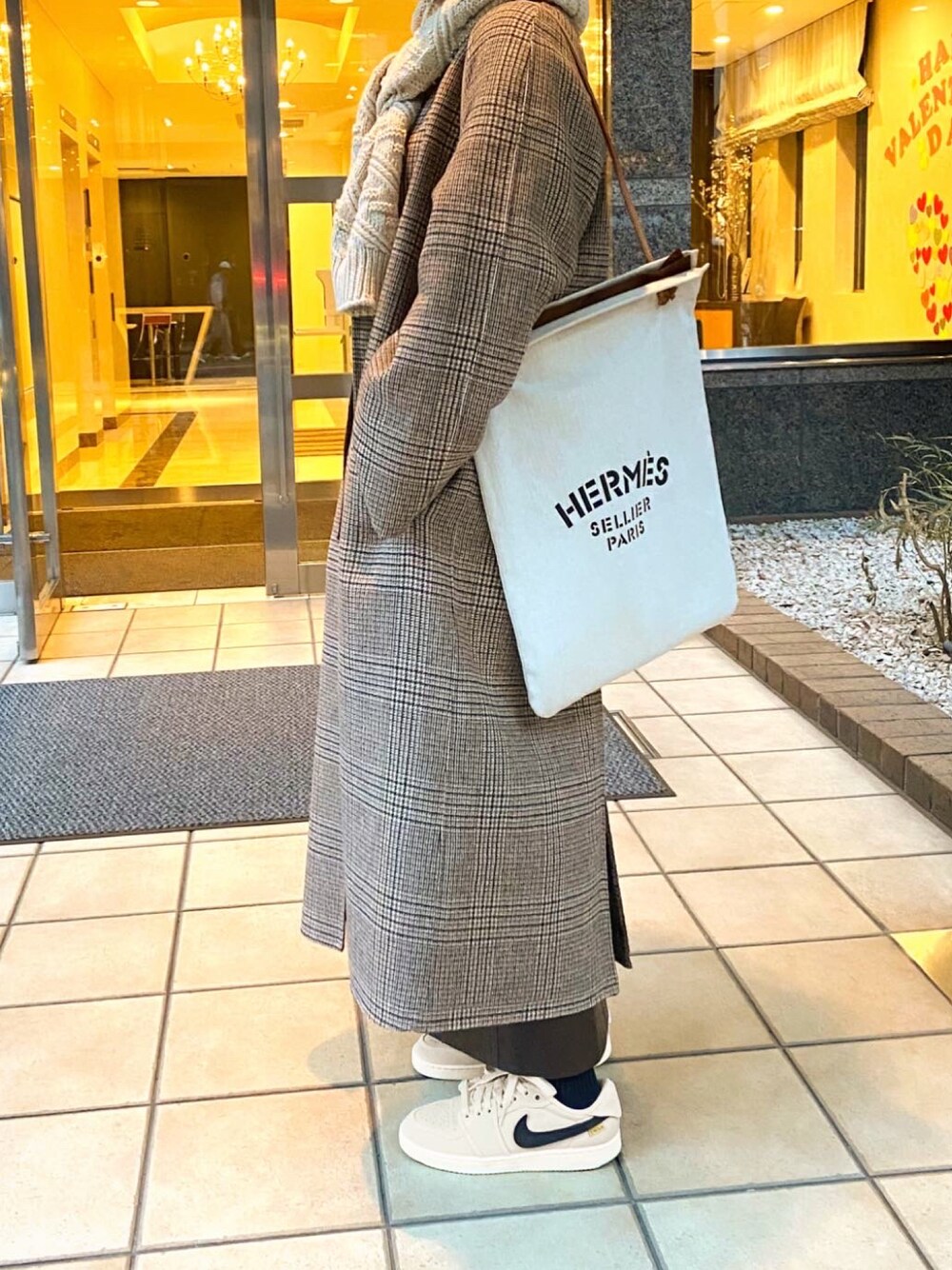 「UNION TOKYO、NIKE、スニーカーヘッズ、スニーカーコーデ、ナイキコーデ、カジュアルコーデ、今日のコーデ、休日スタイル、大人カジュアル、秋冬コーデ、スカートスタイル」｜「HERMESのアイテム（トートバッグ、ホワイト系）」を使った、KICHIさん（レディース・158cm）の冬コーディネートの1枚目の写真