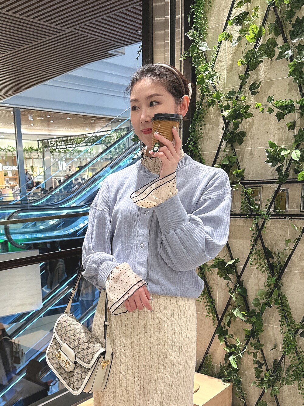 「大人かわいい、シアートップス、ニットスカート、高身長女子、淡色コーデ、青×白、カーディガン」｜「refinedworksのアイテム（トップス、ブルー系）」を使った、charlotteさん（レディース・164cm）の春コーディネートの1枚目の写真