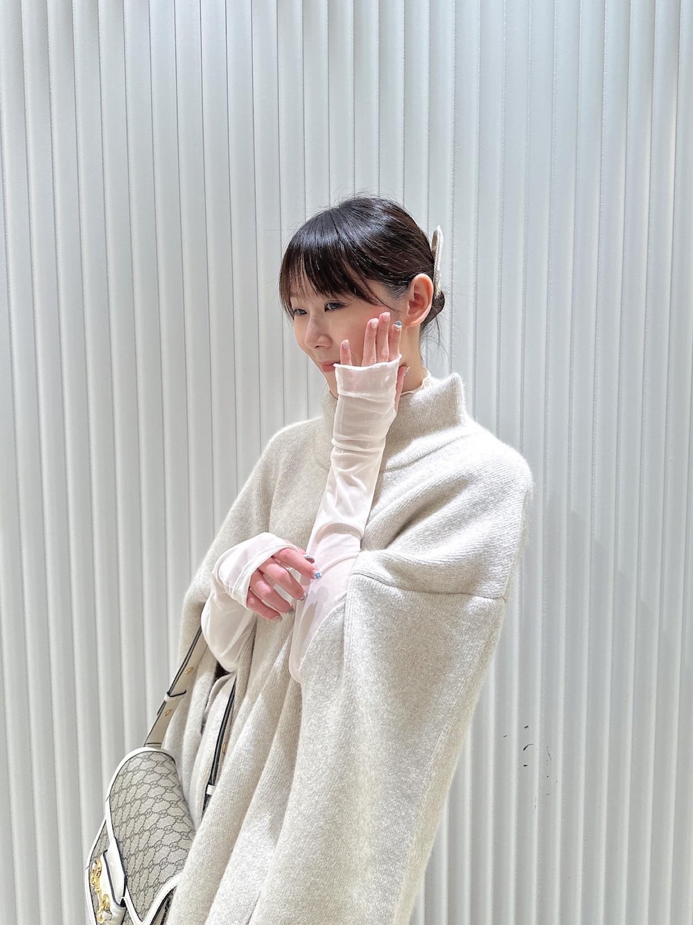 「大人かわいい、冬コーデ、袖ボリューム、シアートップス、GUCCI、ブーツ、淡色女子、淡色コーデ」｜「CAPRICIEUX LE'MAGEのFOX Wフェイスハイネック（ニット/セーター、ベージュ系）」を使った、charlotteさん（レディース・164cm）の春コーディネートの1枚目の写真