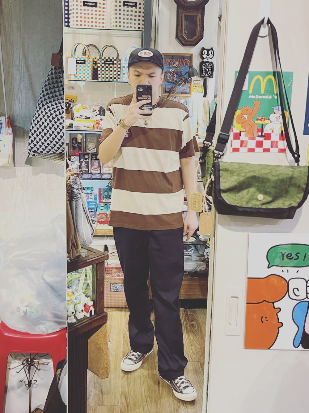 「LOSER MACHINEのアイテム（Tシャツ/カットソー、ブラウン系）」を使った、Yu Shuo Changさん（メンズ・180cm）の冬コーディネートの1枚目の写真