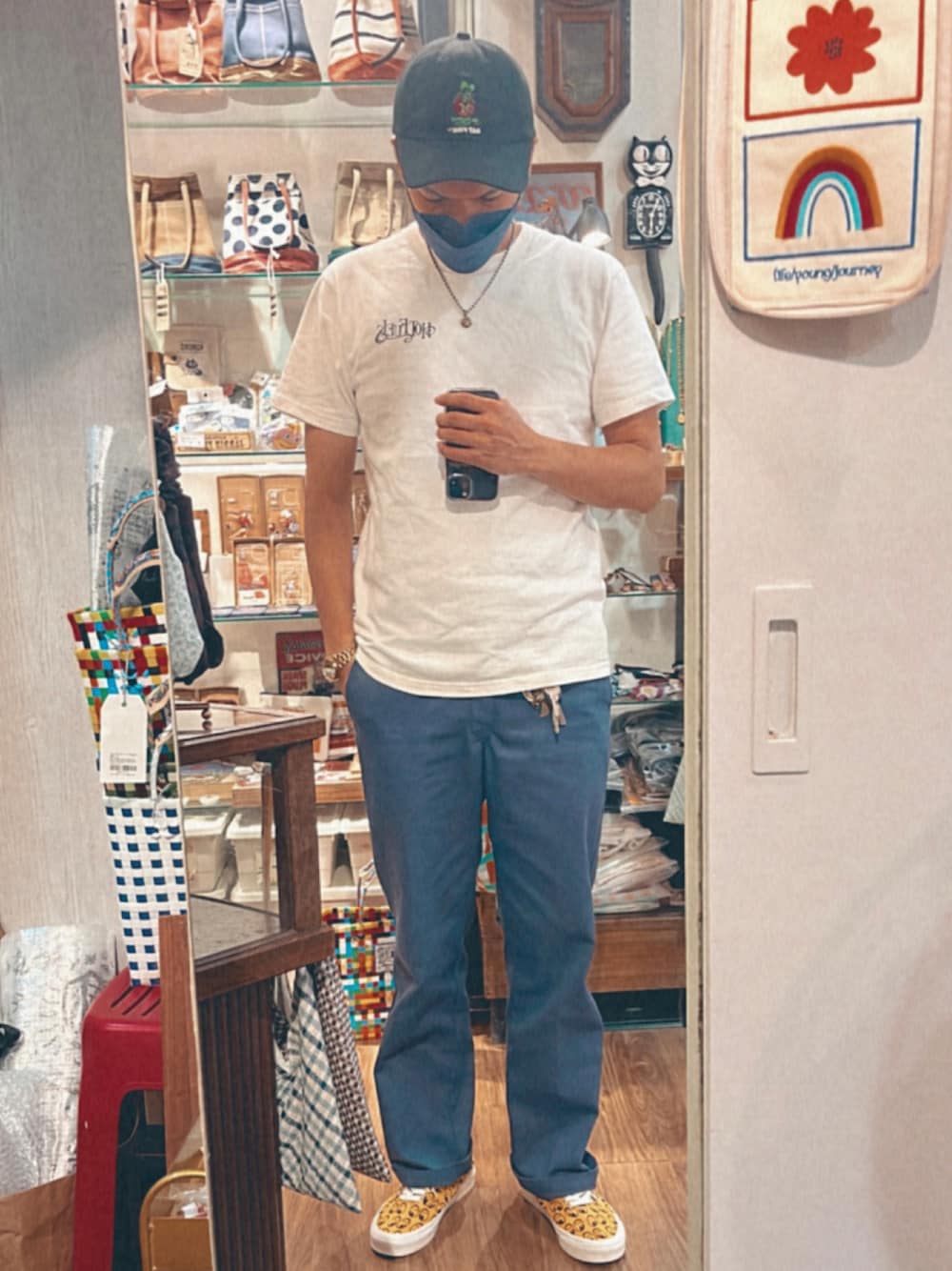 「DickiesのDickies / ディッキーズ THE ORIGINAL 874 ワイドチノパンツ（チノパンツ、ホワイト系）」を使った、Yu Shuo Changさん（メンズ・180cm）の秋コーディネートの1枚目の写真