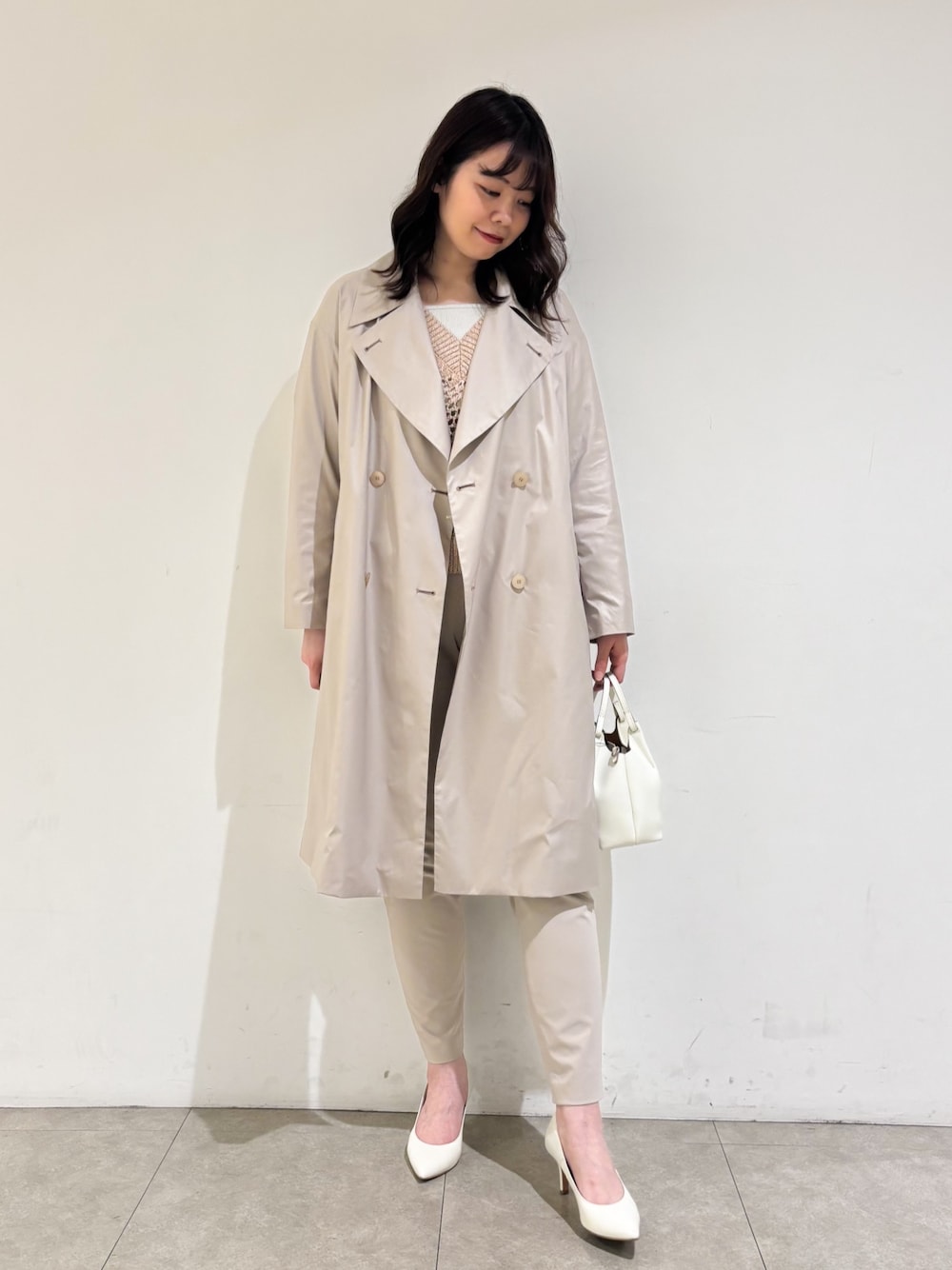 「春、春アウター、大人ファッション、ラフコーデ、オフィススタイル、オトナカワイイ、ラメニット、ワントーンコーデ、オトナカジュアル、ストレッチパンツ」｜「qualiteのライトタフタコート（トレンチコート、ベージュ系）」を使った、Shihoさん（レディース・168cm）の春コーディネートの1枚目の写真