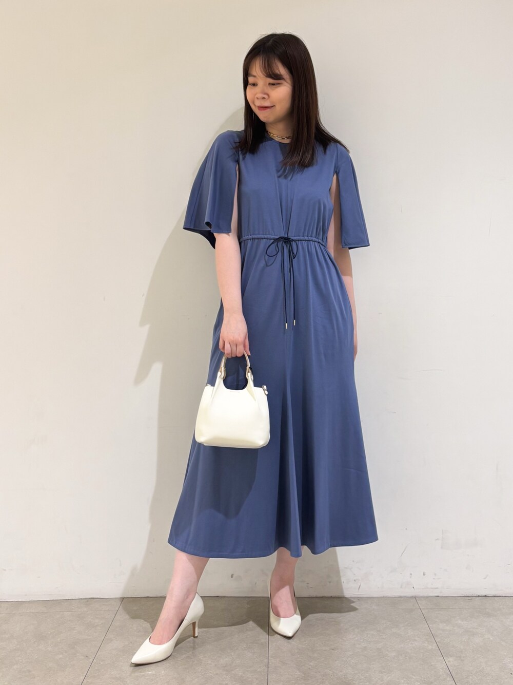 「ワンピース、ケープ、マーメイドスカート、サマースタイル、ウエストマーク、大人カジュアル、大人かわいい、春カラー、おでかけコーデ、ワンピーススタイル」｜「qualiteのケープワンピ（ワンピース、ブルー系）」を使った、Shihoさん（レディース・168cm）の春コーディネートの1枚目の写真