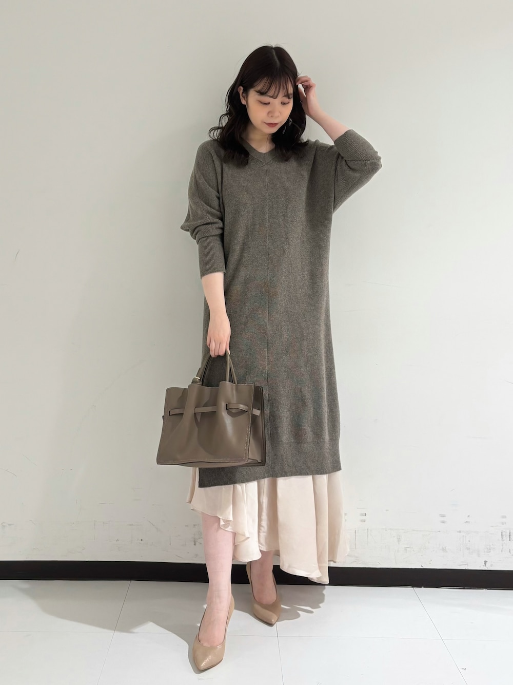 「冬コーデ、ニット、休日スタイル、大人可愛い、ワンピース、大人カジュアル、スカートコーデ、オケージョン、晴雨兼用、ゆるコーデ」｜「PICHE ABAHOUSEの【最高パンプス】美脚×快適 7cmヒール パンプス（パンプス、ゴールド系）」を使った、Shihoさん（レディース・168cm）の冬コーディネートの1枚目の写真