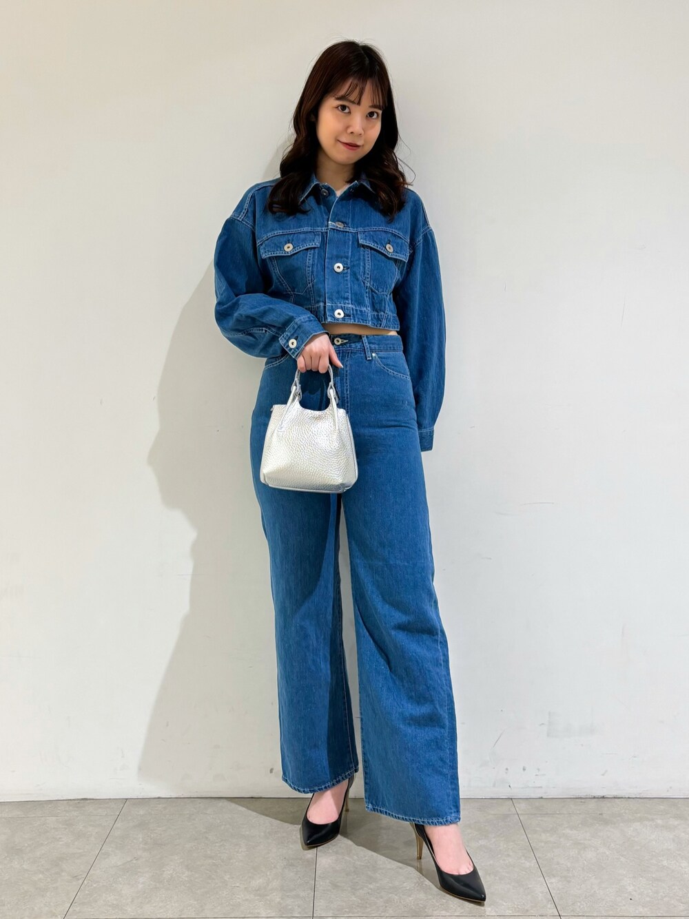 「セットアップ、デニム、デニムパンツ、デニムジャケット、春コーデ、クロップドトップス、おでかけコーデ、春服コーデ、オトナ女子、ワイドデニム」｜「qualiteの【e×ｶﾘﾃ】ｺｯﾄﾝﾘﾈﾝﾃﾞﾆﾑｼﾞｬｹｯﾄ（デニムジャケット、ブルー系）」を使った、Shihoさん（レディース・168cm）の春コーディネートの1枚目の写真