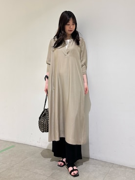 「qualite（カリテ）の【接触冷感】フィブリルシャツワンピース/春服/夏服/オフィスカジュアル/レイヤード（ワンピース、ベージュ系）」を使った、Shihoさん（レディース・168cm）の夏コーディネート