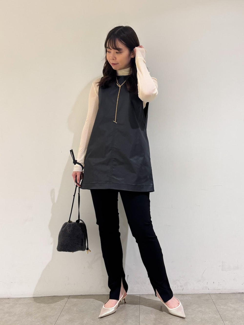 ホワイト系のTシャツ/カットソー、ブラック系のサロペット/オーバーオール、ブラック系のその他パンツを着用したレディースの秋コーディネートの1枚目の写真