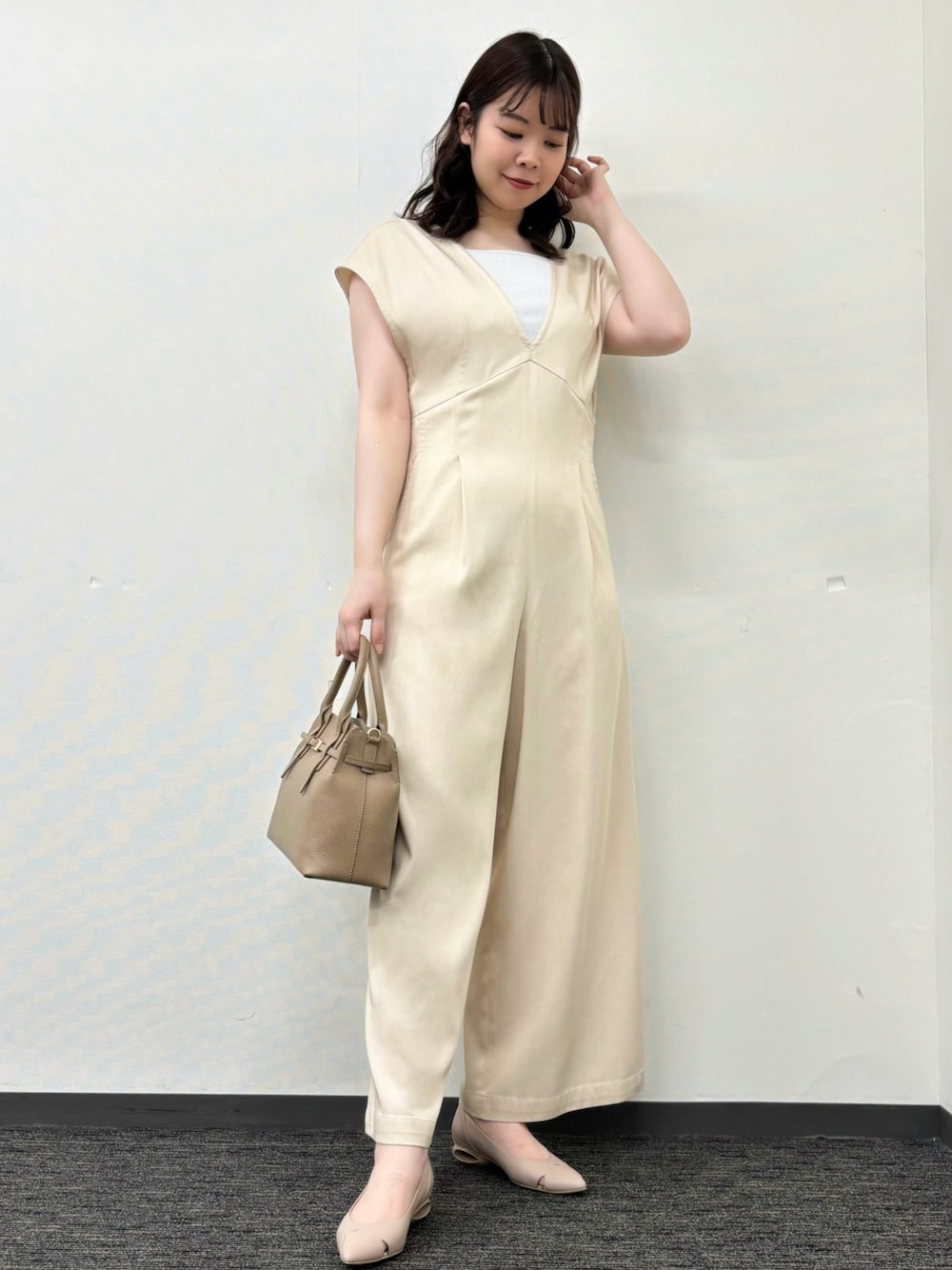 「オールインワン、春コーデ、春夏コーデ、大人カジュアル、お出かけコーデ、休日スタイル、シンプル・ベーシック、ワントーンコーデ、リラックススタイル、ラクチンコーデ」｜「qualiteのラメスクエアノースリーブニット（タンクトップ、グレー系）」を使った、Shihoさん（レディース・168cm）の春コーディネートの1枚目の写真