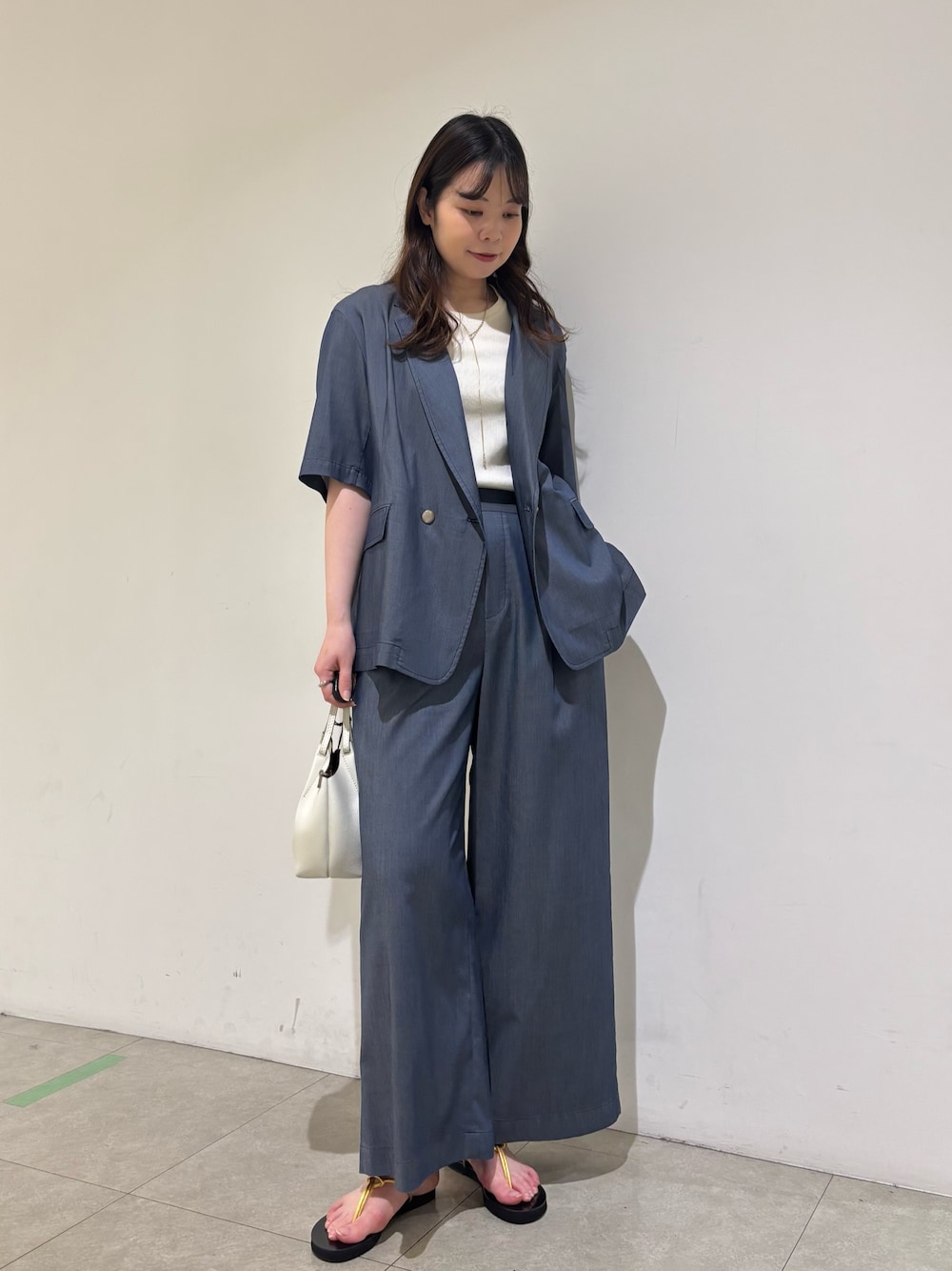 ブルー系のその他パンツ、ホワイト系のTシャツ/カットソー、ブルー系のテーラードジャケットを着用したレディースの春コーディネートの1枚目の写真