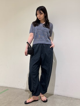 「qualite（カリテ）のカラーポリリネンVネックニット　春服　夏服　オフィスカジュアル（ニット/セーター、ブルー系）」を使った、Shihoさん（レディース・168cm）の夏コーディネート