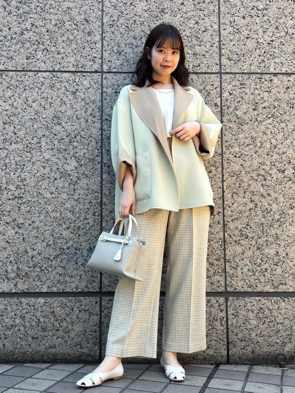 「春コーデ、ジャケット、リバーシブル、パンツスタイル、春色、休日スタイル、お出かけコーデ、大人かわいい、フラットシューズ、大人カジュアルコーデ」｜「qualiteのバイカラーリバーシブルコート（ノーカラーコート、ベージュ系）」を使った、Shihoさん（レディース・168cm）の春コーディネートの1枚目の写真