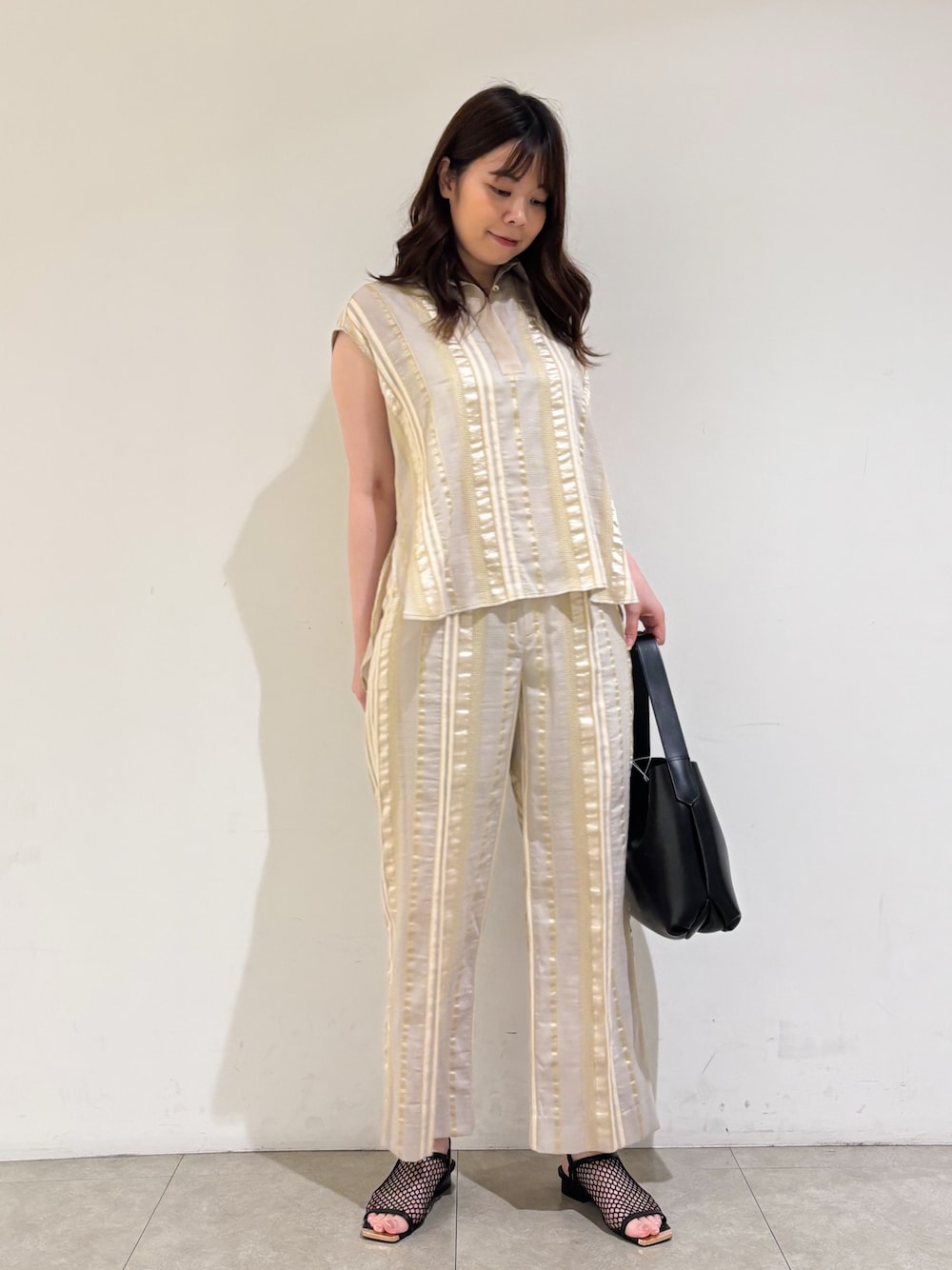 ベージュ系のシャツ/ブラウス、ベージュ系のその他パンツ、ブラック系のサンダルを着用したレディースの夏コーディネートの1枚目の写真