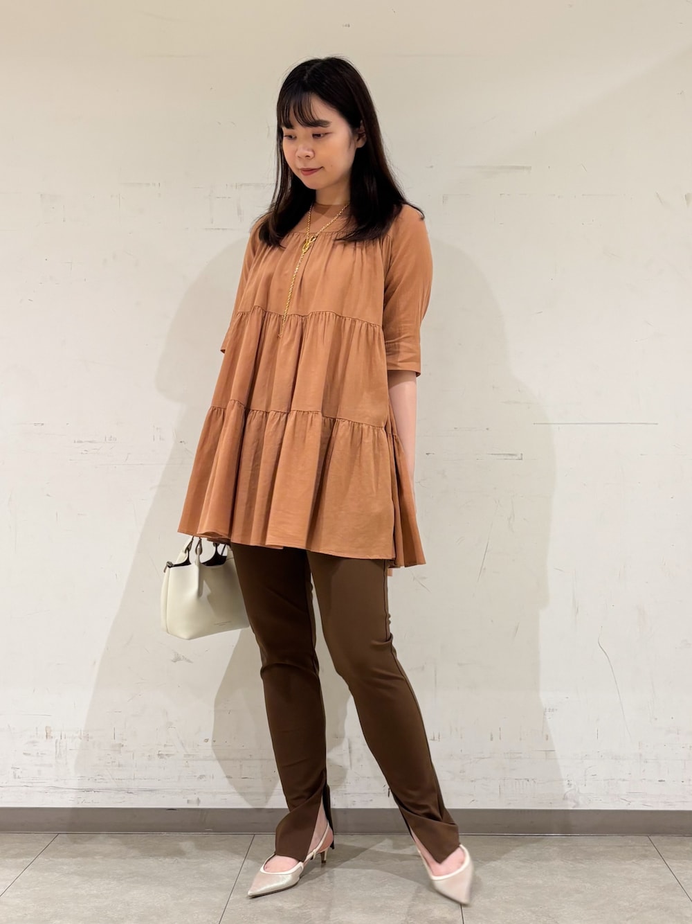 ブラウン系のその他パンツ、ブラウン系のシャツ/ブラウス、ゴールド系のネックレスを着用したレディースの秋コーディネートの1枚目の写真