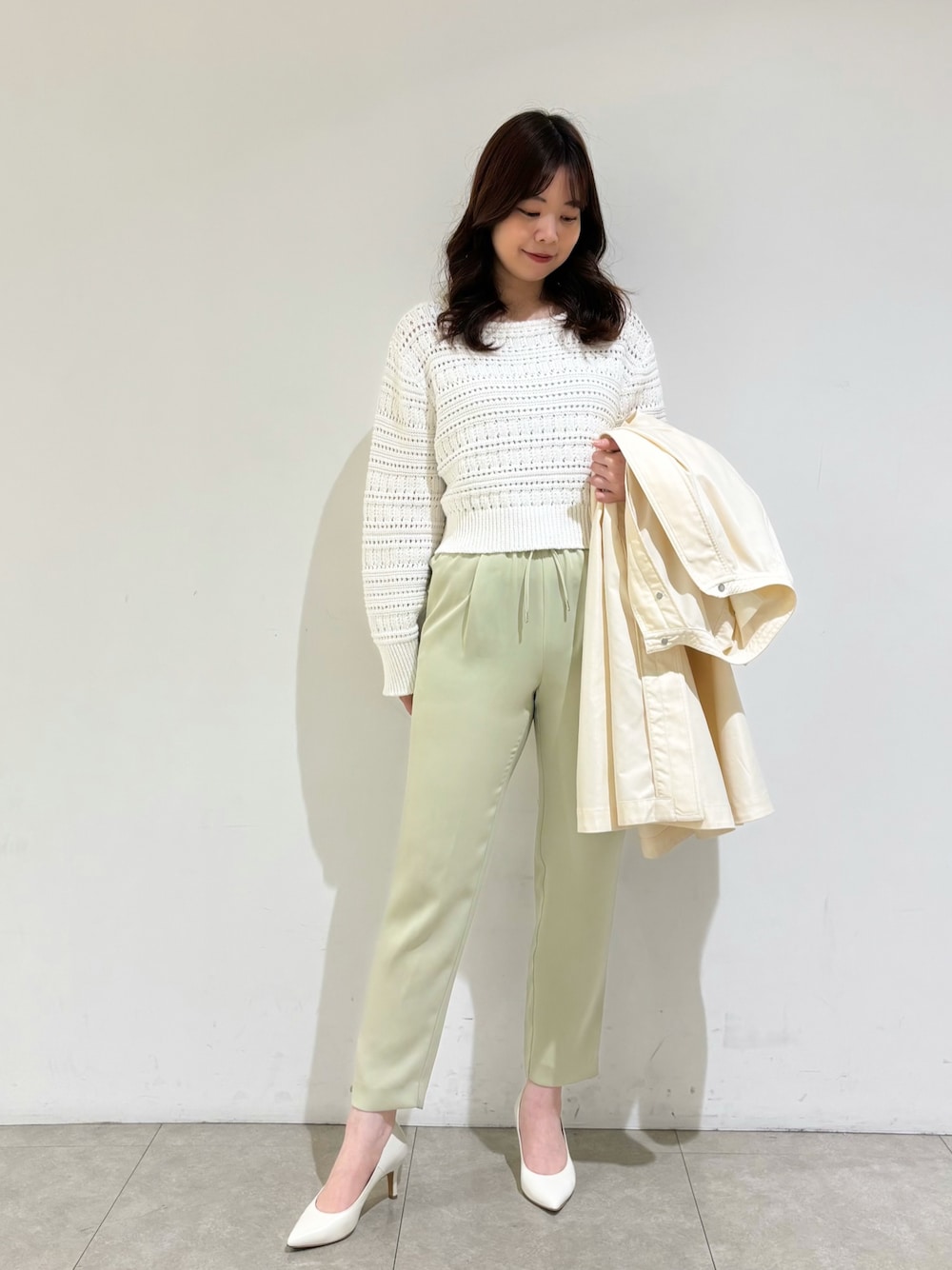 「ニット、パンツスタイル、ウエストゴム、春色、クロップドトップス、春服、大人カジュアルコーデ、春アウター、大人コーデ、きれいめカジュアル」｜「PICHE ABAHOUSEの【最高パンプス/7cmヒール】美脚×快適 パンプス（パンプス、ホワイト系）」を使った、Shihoさん（レディース・168cm）の春コーディネートの1枚目の写真