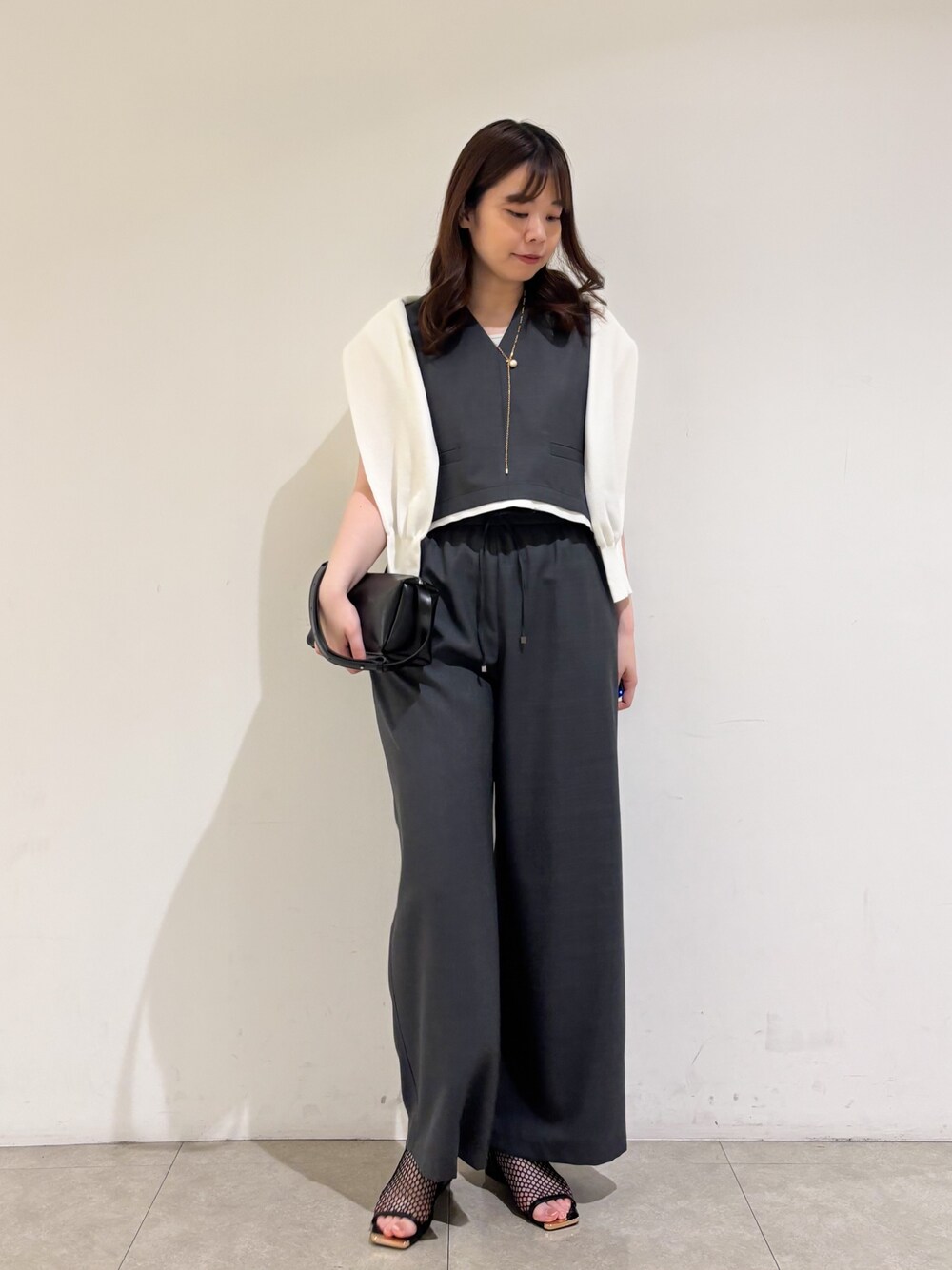 グレー系のその他パンツ、ブラック系のサンダル、グレー系のタンクトップを着用したレディースの夏コーディネートの1枚目の写真