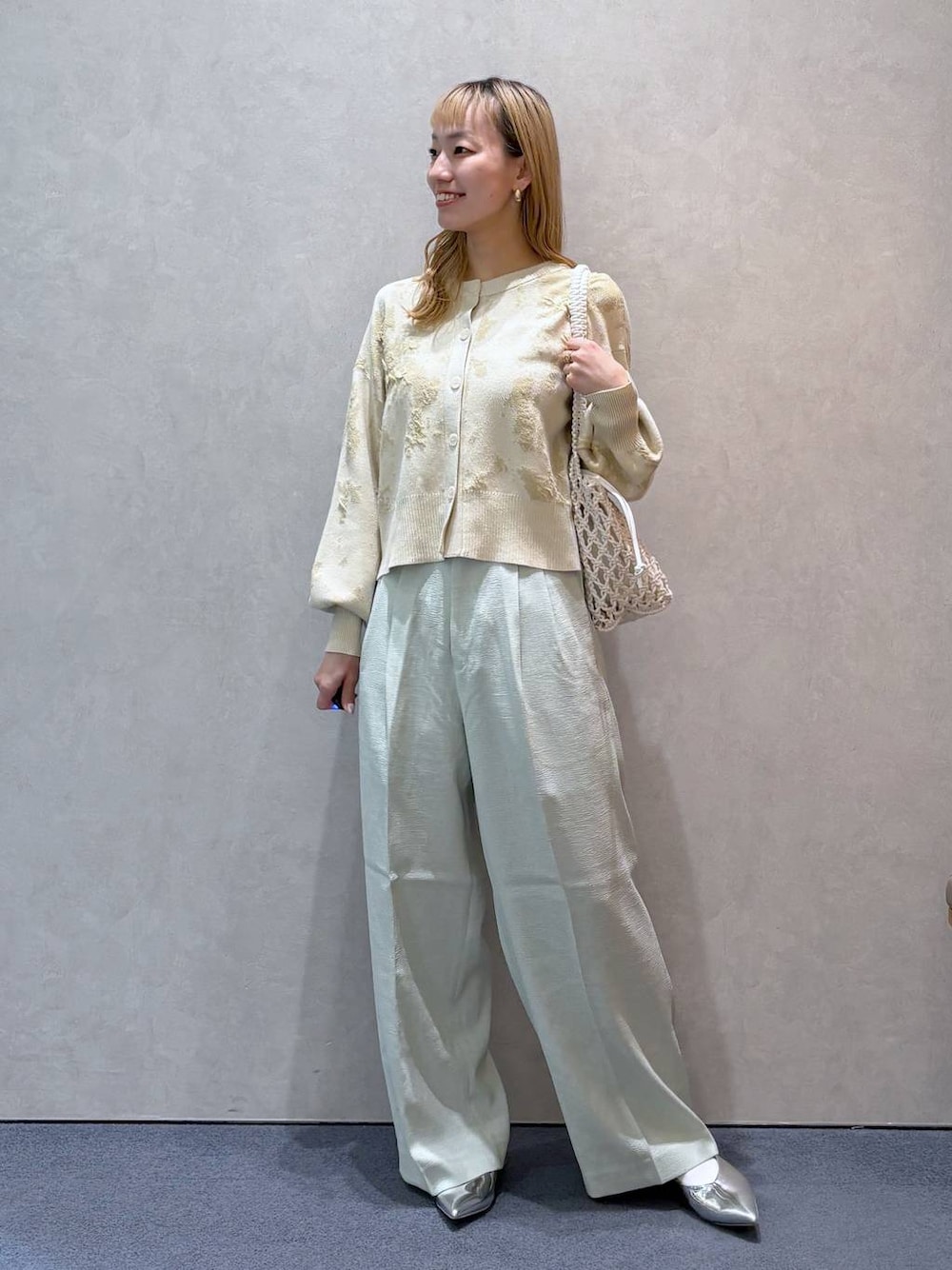 「ガーリー、きれいめ、ナチュラル、ローリーズスタイル_LOWRYS FARM、大人女子カジュアル_LOWRYS FARM、LOWRYS FARM、ワイドパンツ、カーディガン、ワントーン、春コーデ、春色、カラーパンツ」｜「LOWRYS FARMのホップサックワイドパンツ2 42754（スラックス、グリーン系）」を使った、ほりんさん（レディース・160cm）の春コーディネートの1枚目の写真