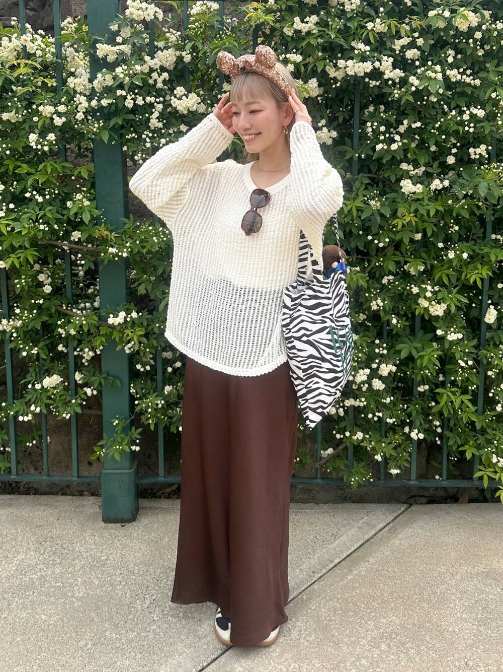 「ガーリー、きれいめ、ナチュラル、ローリーズスタイル_LOWRYS FARM、大人女子カジュアル_LOWRYS FARM、LOWRYS FARM、JEANASIS、BAYFLOW、ブランドミックス、淡色コーデ、春コーデ」｜「LOWRYS FARMのストレッチサテンスカート　 290120（スカート、ブラウン系）」を使った、ほりんさん（レディース・160cm）の春コーディネートの1枚目の写真