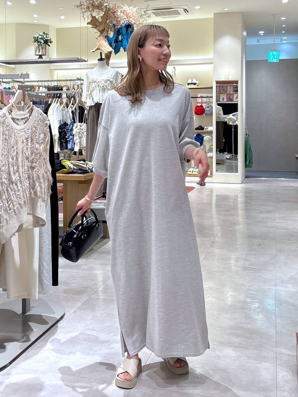 「きれいめ、ナチュラル、ローリーズスタイル_LOWRYS FARM、大人女子カジュアル_LOWRYS FARM、LOWRYS FARM、ワンピース、シンプルコーデ、夏コーデ、ゆったり、カジュアル、休日コーデ」｜「LOWRYS FARMのカンドウフィットクロスサンダル　 283658（サンダル、ホワイト系）」を使った、ほりんさん（レディース・160cm）の夏コーディネートの1枚目の写真