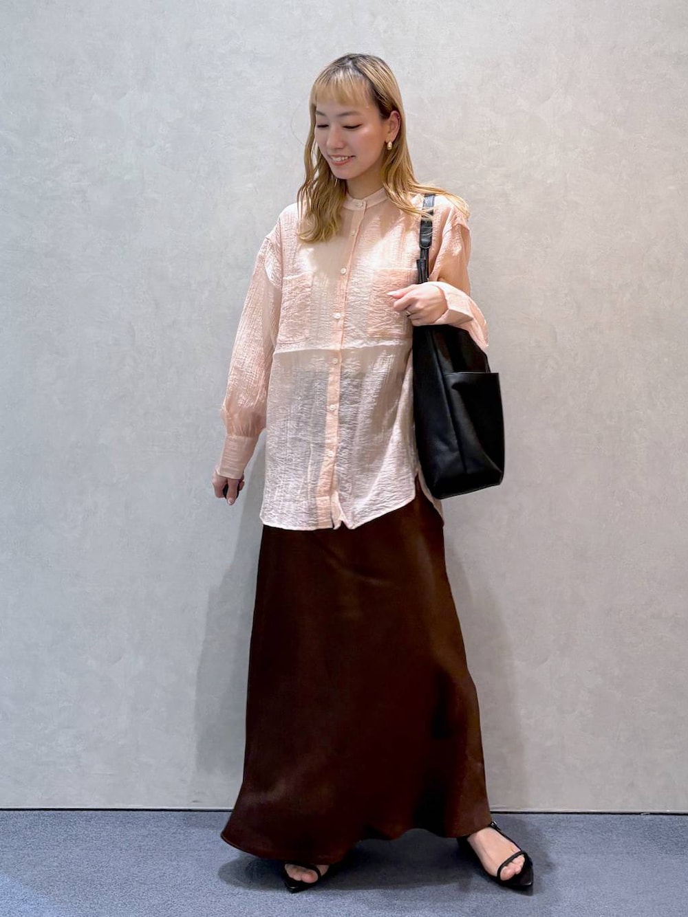 「ガーリー、きれいめ、ナチュラル、ローリーズスタイル_LOWRYS FARM、大人女子カジュアル_LOWRYS FARM、LOWRYS FARM、シャツ、スカート、ロングスカート、春コーデ、春色、サンダル」｜「LOWRYS FARMのヤワラカルイ５ポケトートＢＡＧ　 284072（トートバッグ、ブラック系）」を使った、ほりんさん（レディース・160cm）の春コーディネートの1枚目の写真