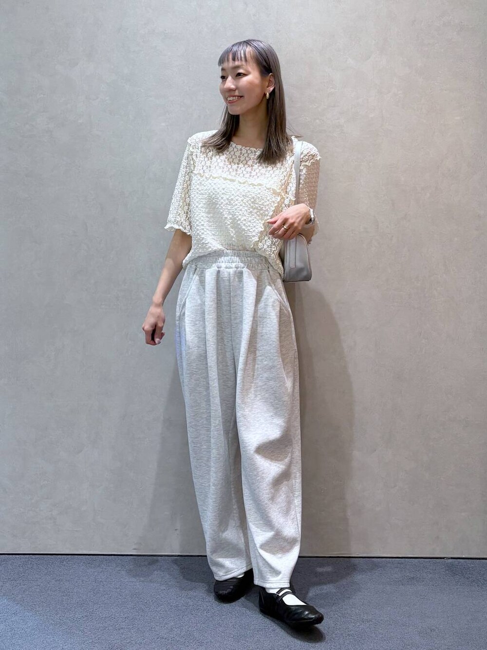 「ガーリー、きれいめ、ナチュラル、ローリーズスタイル_LOWRYS FARM、大人女子カジュアル_LOWRYS FARM、LOWRYS FARM、ワントーン、スウェット、カジュアル、春コーデ、夏コーデ」｜「Heatherのカップツキリブキャミ２　279752（キャミソール、ホワイト系）」を使った、ほりんさん（レディース・160cm）の春コーディネートの1枚目の写真