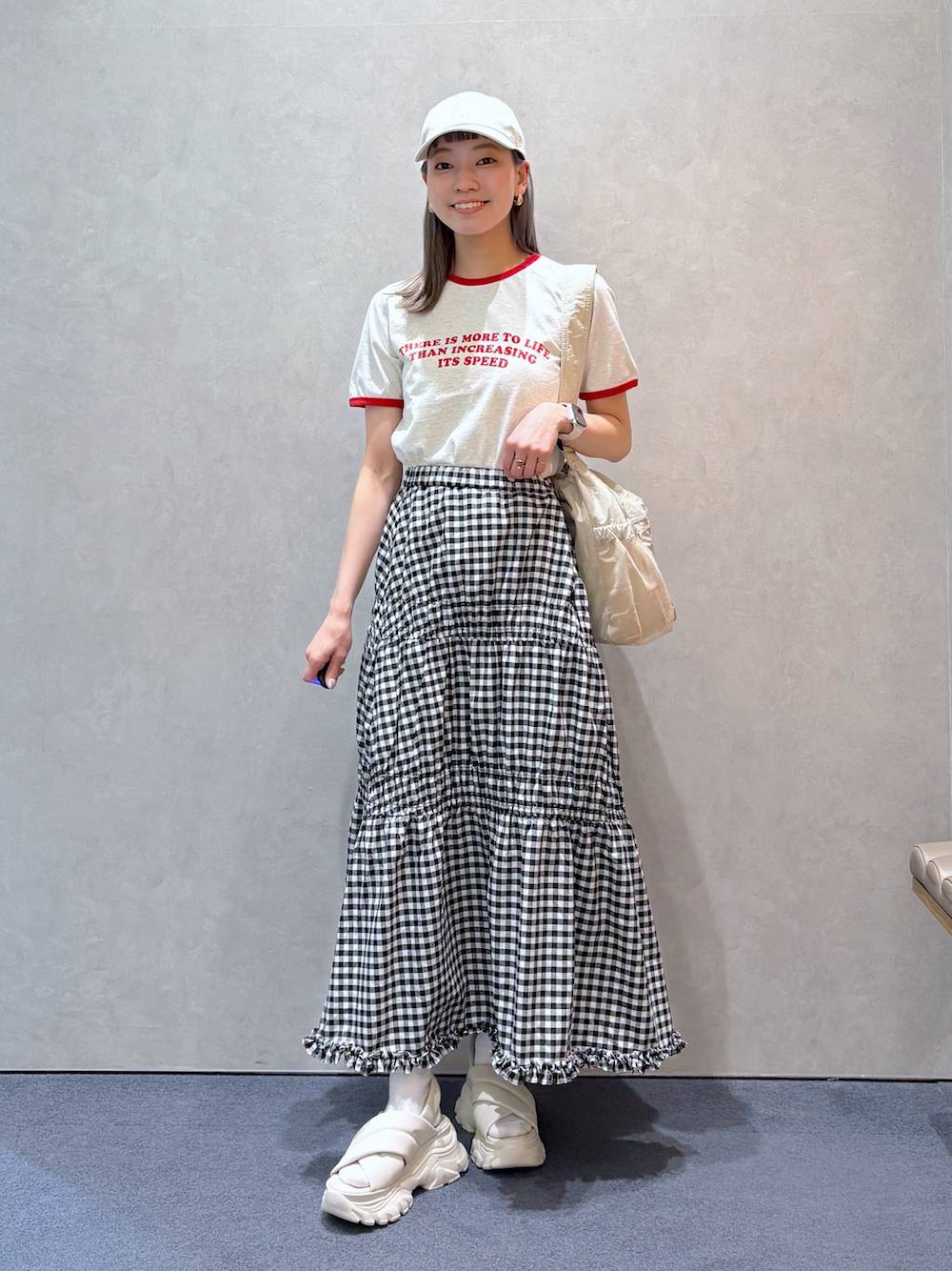 「ガーリー、きれいめ、ナチュラル、ローリーズスタイル_LOWRYS FARM、大人女子カジュアル_LOWRYS FARM、LOWRYS FARM、Tシャツ、夏コーデ、カジュアル、ゆったり、スカート、チェック」｜「LOWRYS FARMのＣＡＳＵＡＬＣＬＡＳＳＩＣ２５ 283907（キャップ、ホワイト系）」を使った、ほりんさん（レディース・160cm）の春コーディネートの1枚目の写真