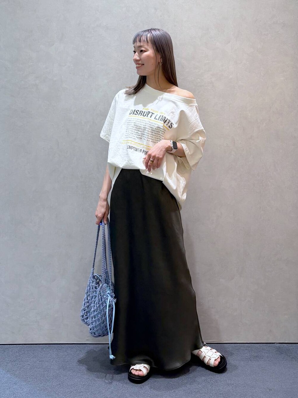 「ナチュラル、ローリーズスタイル_LOWRYS FARM、大人女子カジュアル_LOWRYS FARM、LOWRYS FARM、Tシャツ、夏コーデ、シンプルコーデ、カジュアルコーデ、ゆったり、スカート、サンダル」｜「LOWRYS FARMのカンドウフィットグルカ 283656（サンダル、ホワイト系）」を使った、ほりんさん（レディース・160cm）の春コーディネートの1枚目の写真